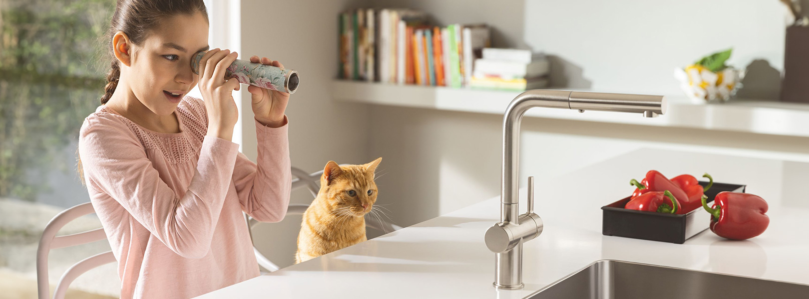 Kind und Katze in der Küche